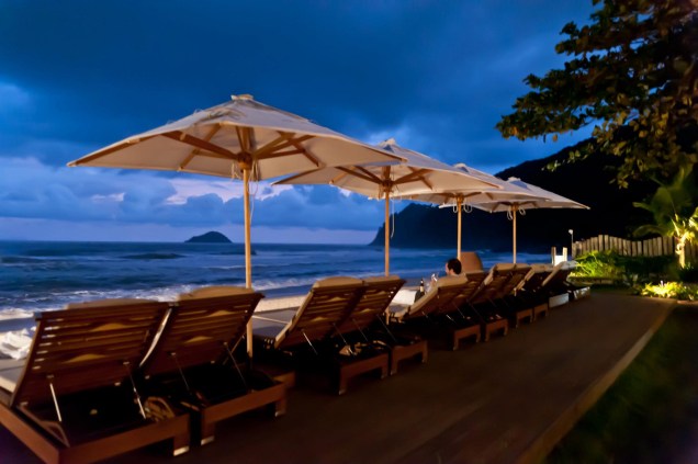 Espreguiçadeiras à beira da praia de Cambury, do Hotel Nau Royal, em São Sebastião, no litoral de SP