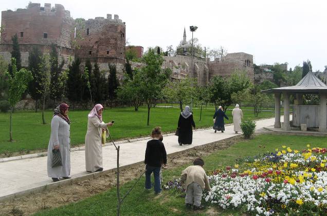 Além de belos jardins, a praça Eyüp - onde fica a mesquita de mesmo nome - fica em uma colina com uma vista para o Bósforo