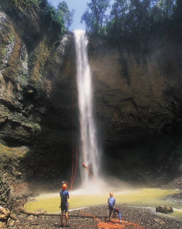 Prática de cascading na cachoeira do Saltão, a mais alta da região de Brotas (SP), com 75m de altura.