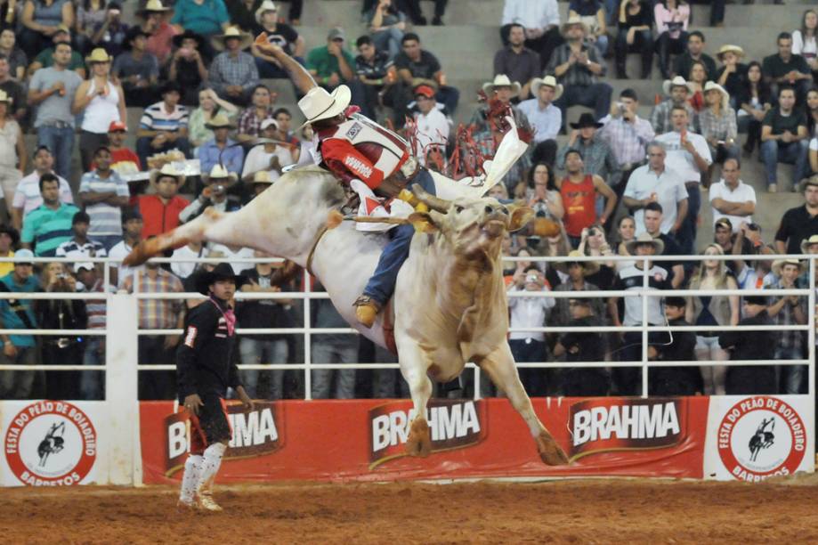 A grande atração do rodeio, na <strong>Festa do Peão de Boiadeiro de <a href="https://viajeaqui.abril.com.br/cidades/br-sp-barretos" rel="Barretos" target="_blank">Barretos</a></strong>, é a competição no touro. Os competidores devem aguentar por 8 segundos para serem avaliados pelos juíses