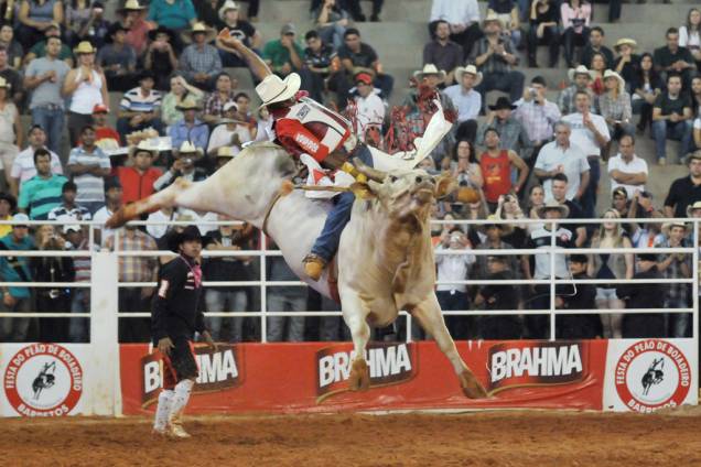 A grande atração do rodeio, na <strong>Festa do Peão de Boiadeiro de <a href="https://viajeaqui.abril.com.br/cidades/br-sp-barretos" rel="Barretos" target="_blank">Barretos</a></strong>, é a competição no touro. Os competidores devem aguentar por 8 segundos para serem avaliados pelos juíses A grande atração do rodeio, na <strong>Festa do Peão de Boiadeiro de <a href="https://viajeaqui.abril.com.br/cidades/br-sp-barretos" rel="Barretos" target="_blank">Barretos</a></strong>, é a competição no touro. Os competidores devem aguentar por 8 segundos para serem avaliados pelos juíses