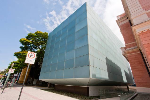 Na Praça da Liberdade, o Espaço TIM UFMG do Conhecimento é conhecido como "o planetário", devido à sua principal atração Na Praça da Liberdade, o Espaço TIM UFMG do Conhecimento é conhecido como "o planetário", devido à sua principal atração