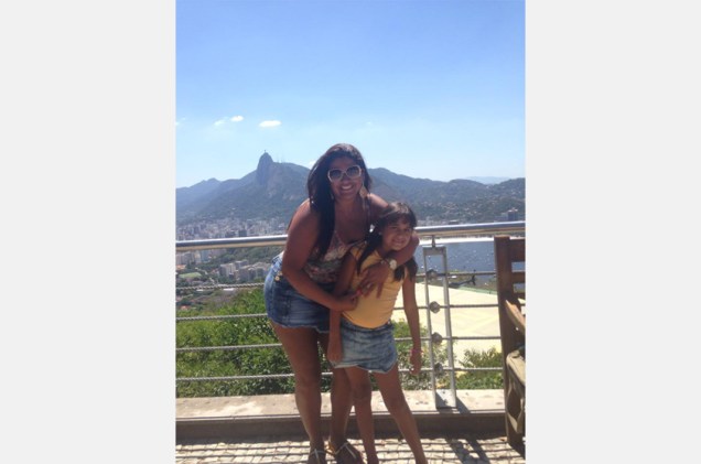 Catiane Azevedo e a filhota não esqueceram de tirar a foto clássica no Pão de Açúcar