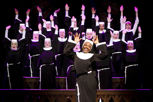 <strong>Sister Act</strong><br />A produção é baseada no filme de 1992, <em>Mudança de Hábito</em>. O show de duas horas e 30 minutos conta a história de Deloris e seu famoso coral de freiras que, no filme, é dirigido por Whoopi Goldberg. A atriz é agora uma das produtoras do musical, em cartaz no Broadway Theatre desde abril de 2011. <a href="https://sisteractbroadway.com/" rel="www.sisteractbroadway.com" target="_blank"><em>www.sisteractbroadway.com</em></a> <strong>Sister Act</strong><br />A produção é baseada no filme de 1992, <em>Mudança de Hábito</em>. O show de duas horas e 30 minutos conta a história de Deloris e seu famoso coral de freiras que, no filme, é dirigido por Whoopi Goldberg. A atriz é agora uma das produtoras do musical, em cartaz no Broadway Theatre desde abril de 2011. <a href="https://sisteractbroadway.com/" rel="www.sisteractbroadway.com" target="_blank"><em>www.sisteractbroadway.com</em></a>