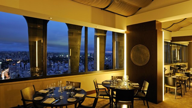 Ambiente do restaurante Arola-Vintetres, que fica no 23º andar do <a href="https://viajeaqui.abril.com.br/estabelecimentos/br-sp-sao-paulo-hospedagem-tivoli-sao-paulo-mofarrej" rel="hotel Tivoli São Paulo Mofarrej" target="_blank">hotel Tivoli São Paulo Mofarrej</a>, com uma bela vista para o skyline paulistano
