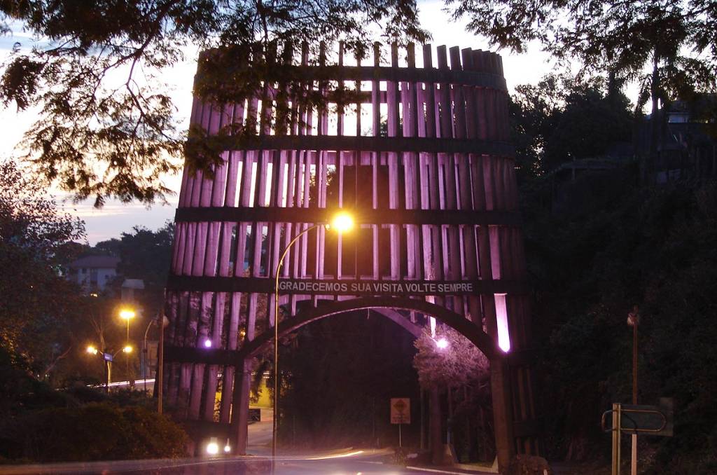 Pórtico de entrada da cidade de Bento Gonçalves (RS), que tem o formato de um barril de vinho