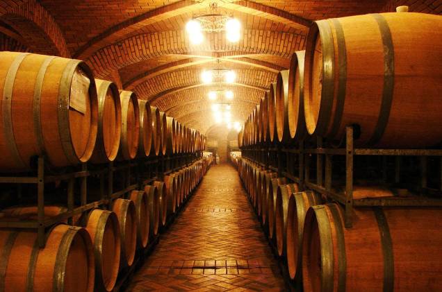 A quantidade de tonéis de carvalho da vinícola Salton, em Bento Gonçalves (RS), impressiona os visitantes
