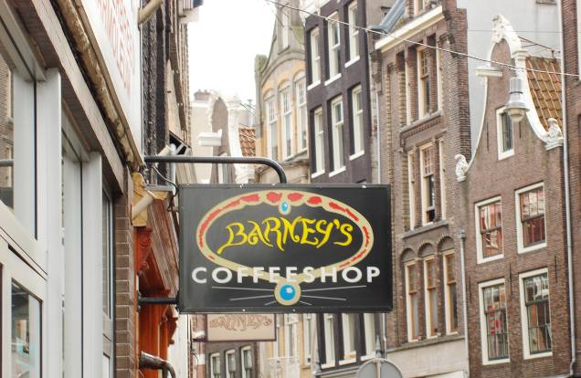 <a href="https://barneys.biz/?s=coffeeshop" rel="Barney’s Coffeeshop" target="_blank"><strong>Barney’s Coffeeshop</strong></a> <em>(Haarlemmerstraat 98 ou 102 ou 105)</em>Existem três Barney’s na mesma rua, dos quais um deles não vende a erva, mas permite o consumo nas dependências. Os hambúrgueres são bem pedidos, assim como petiscos, cafés e milk-shakes