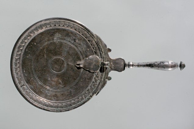 Espelho utilizado no período do Império Romano, em exibição no Masp