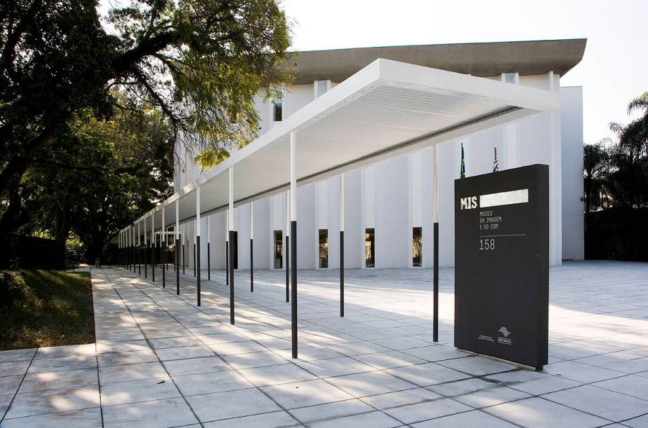 Fachada do Museu da Imagem e do Som - no imenso jardim ao redor do prédio estão dispostas esculturas dos mais variados tipos