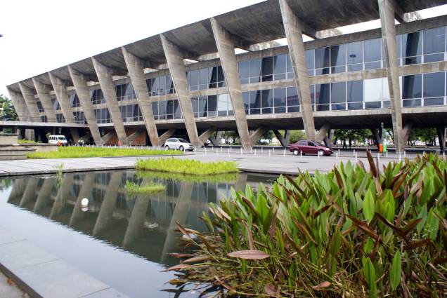 O prédio do Museu de Arte Moderna (MAM) pode ser encarado como a primeira obra do local, a construção de 1954 tem um vão livre que valoriza a vista para o Parque do Aterro do Flamengo