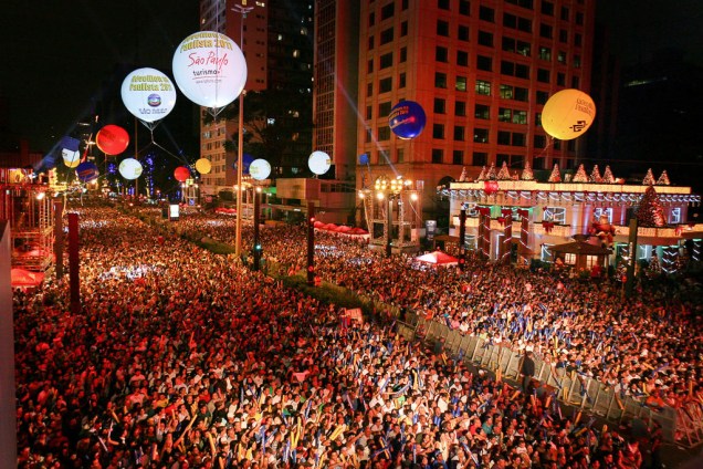 No dia 31 de dezembro, milhões de pessoas se reúnem na Avenida Paulista para assistir aos shows e a tradicional queima de fogos que anuncia a chegada do Ano-Novo