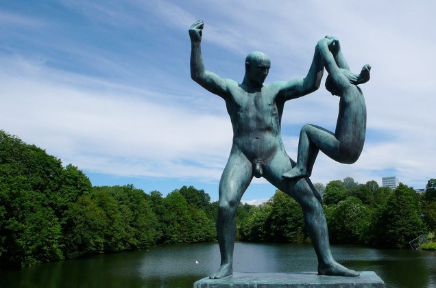 O artista norueguês esculpiu cenas inusitadas de interações entre humanos, e elas podem ser vistas em um passeio a pé pelo parque
