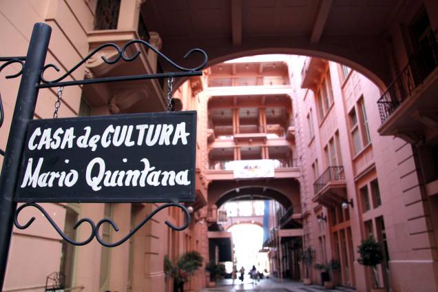 A Casa de Cultura Mário Quintana tem salas de exposições temporárias, acervo sobre Mário Quintana, biblioteca, cinema e teatro