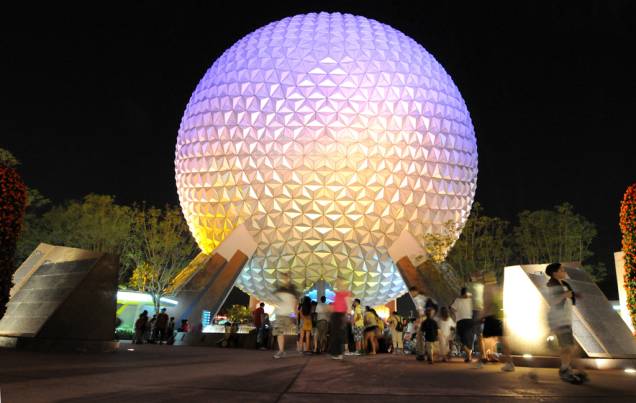 Vista noturna da Spaceship Earth no parque temático Epcot Center, em Orlando