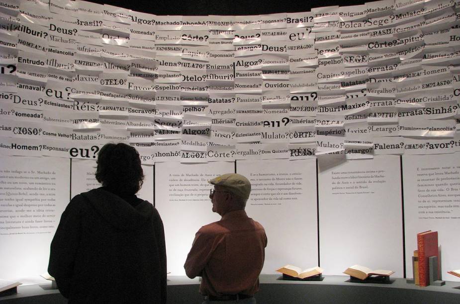 Palavras de Machado de Assis - um dos homenageados nas exposições temporárias -, foram retiradas dos livros e foram expostas nas paredes do museu