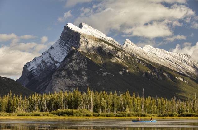 <strong>Lagos Vermilion</strong>        Localizados a oeste de Banff, são na verdade três lagos chamados Vermilion. Eles se abrem no vale do rio Bow, aos pés do Monte Norquay. Na foto, você vê os montes Rundle e Sulphur