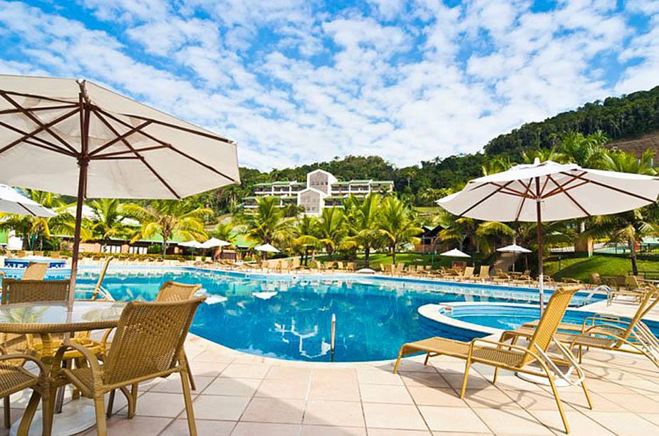 <strong>Infinity Blue Resort & Spa, em Balneário Camboriú (SC)</strong> Boa parte de sua estrutura - restaurantes, spa, piscinas, quadras, recreação e serviço de praia - é aberta ao público (paga-se apenas o uso do lazer, sem pernoite). Para os hóspedes que buscam aventura, também oferta miniarvorismo, parede de escalada e trilhas. <a href="http://www.booking.com/hotel/br/infinity-blue-recanto-das-aguas-resort.pt-br.html?aid=332455&label=viagemabril-hoteisfamilia" target="_blank" rel="noopener">Reserve sua estadia no Infinity Blue Resort & Spa</a>