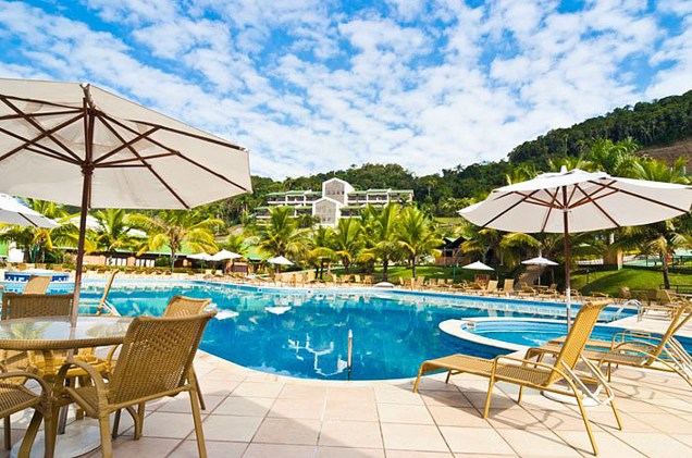<strong>Infinity Blue Resort & Spa, em Balneário Camboriú (SC)</strong> Boa parte de sua estrutura - restaurantes, spa, piscinas, quadras, recreação e serviço de praia - é aberta ao público (paga-se apenas o uso do lazer, sem pernoite). Para os hóspedes que buscam aventura, também oferta miniarvorismo, parede de escalada e trilhas. <a href="https://www.booking.com/hotel/br/infinity-blue-recanto-das-aguas-resort.pt-br.html?aid=332455&label=viagemabril-hoteisfamilia" target="_blank" rel="noopener">Reserve sua estadia no Infinity Blue Resort & Spa</a>