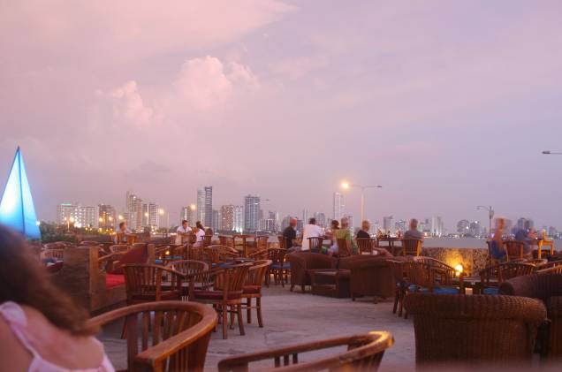O Cafe del Mar, em Cartagena, promete uma festa de ano novo do alto de suas muralhas, com vista para o skyline da cidade