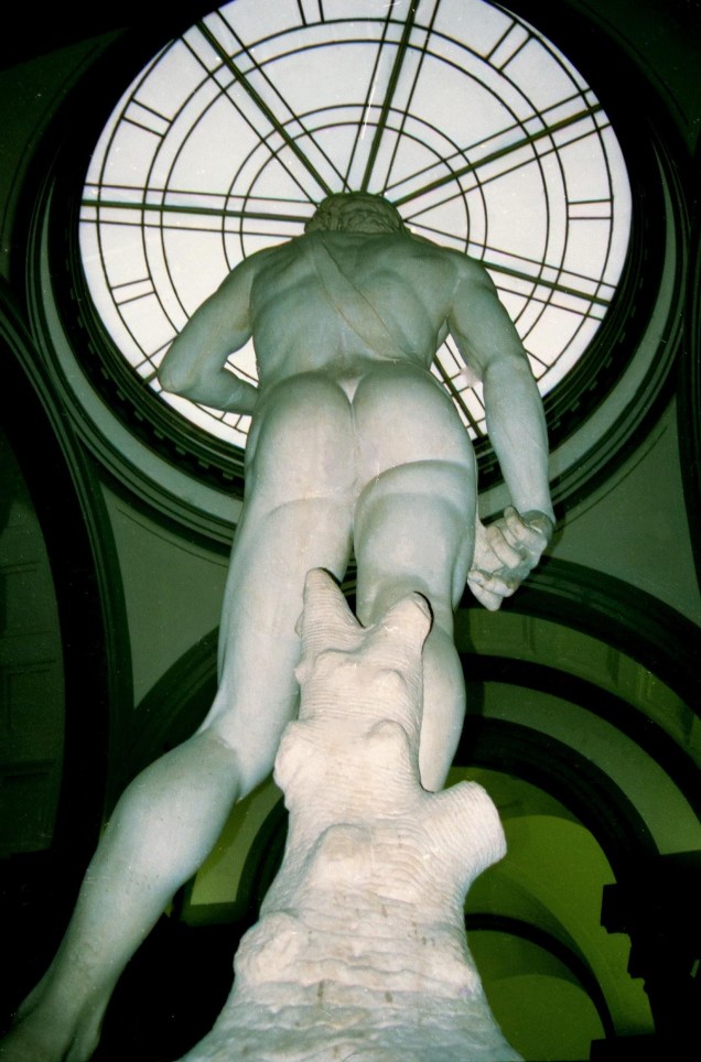A estátua, vista de um ângulo inusitado, foi esculpida entre 1501 e 1504 pelo mestre renascentista Michelângelo; Davi ficou exposto ao ar livre, em praça pública de Florença, entre 1504 e 1873, quando, após algumas disputas sobre quem deveria ficar com ela, foi transportada para a Galleria de Florença