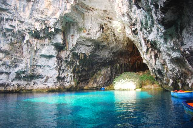 <strong>Gruta Melissani - Kefalônia, <a href="http://viajeaqui.abril.com.br/paises/grecia" rel="Grécia " target="_blank">Grécia </a></strong>                            A gruta é uma das grandes atrações da paradisíaca ilha grega. Uma fresta permite que a luz passe e ilumine o interior da caverna revelando uma lagoa azul cristalina em tons inacreditáveis
