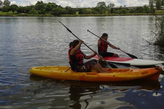 Turistas divertem-se em passeio de caiaque, na Lagoa Feia