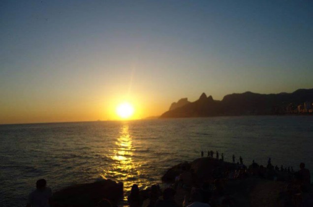 O lugar preferido da Fernanda Dario é a pedra do Arpoador, onde ela fez esse clique lindo do entardecer