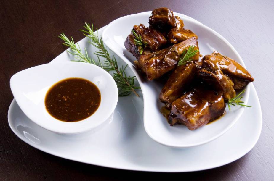 Costelinha de porco com molho rauchbier