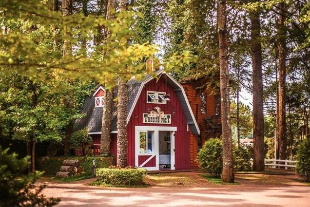 <strong>10. <a href="https://viajeaqui.abril.com.br/estabelecimentos/br-sp-campos-do-jordao-hospedagem-canada-lodge" rel="Canada Lodge" target="_blank">Canada Lodge</a></strong>A área social e os quartos do hotel reúnem referências ao Canadá, com totens, caiaques e estátuas de índios, e a decoração nos quartos remete ao gosto canadense<a href="https://www.booking.com/hotel/br/canada-lodge.pt-br.html?aid=332455&label=viagemabril-camposdojordao" rel="Faça sua reserva no Canada Lodge pelo Booking.com" target="_blank">Faça sua reserva no Canada Lodge pelo Booking.com</a> <strong>10. <a href="https://viajeaqui.abril.com.br/estabelecimentos/br-sp-campos-do-jordao-hospedagem-canada-lodge" rel="Canada Lodge" target="_blank">Canada Lodge</a></strong>A área social e os quartos do hotel reúnem referências ao Canadá, com totens, caiaques e estátuas de índios, e a decoração nos quartos remete ao gosto canadense<a href="https://www.booking.com/hotel/br/canada-lodge.pt-br.html?aid=332455&label=viagemabril-camposdojordao" rel="Faça sua reserva no Canada Lodge pelo Booking.com" target="_blank">Faça sua reserva no Canada Lodge pelo Booking.com</a>