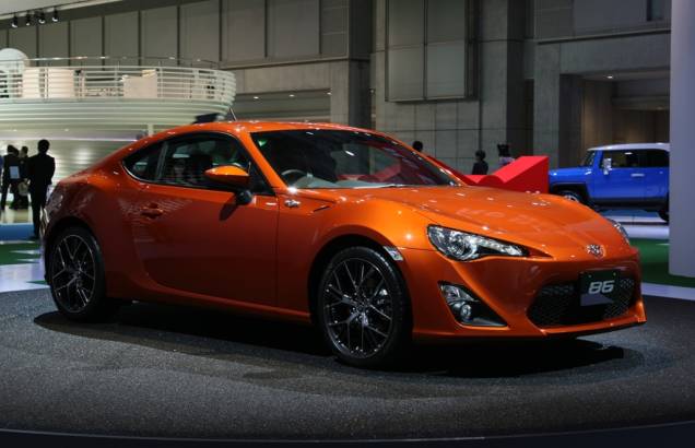 O Toyota 86 "Hachiroku" é o novo esportivo compacto da marca, com tração traseira e motor de 2000 cc. Desenvolvido em conjunto com a Fuji Heavy Industries, será lançado no primeiro trimestre do próximo ano O Toyota 86 "Hachiroku" é o novo esportivo compacto da marca, com tração traseira e motor de 2000 cc. Desenvolvido em conjunto com a Fuji Heavy Industries, será lançado no primeiro trimestre do próximo ano