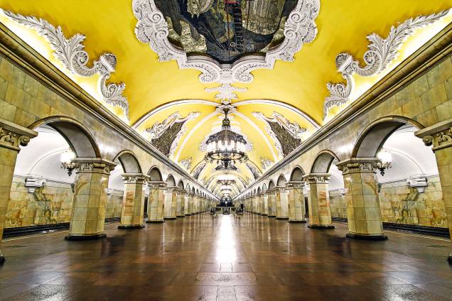 <strong>Soviet megalô</strong>O metrô de <a href="http://viajeaqui.abril.com.br/cidades/russia-moscou" rel="Moscou" target="_blank">Moscou</a> foi um dos primeiros a incorporar a arte a suas estações. Mas, ao contrário da maioria de seus colegas moderninhos mundo afora, o negócio ali é grandioso, extravagante – expressão de um projeto arquitetónico ordenado por Stálin. E tome lustres, afrescos, paredes e colunas de mármore. A estação Komsomolskaya é uma das mais vistosas, com frufrus e mosaicos que mostram as maiores vitórias militares da <a href="http://viajeaqui.abril.com.br/paises/russia" rel="Rússia" target="_blank">Rússia</a>. Tem esse jeitão aí, de salão de festas palaciano