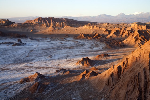 <strong>Valle de la Luna, Chile</strong>    Suas formações naturais lembram a superfície lunar, numa área dominada por dunas e cercada de vulcões em pleno <strong>Deserto do Atacama</strong>, extremo norte do <strong><a href="https://viajeaqui.abril.com.br/paises/chile" rel="Chile" target="_blank">Chile</a></strong>. Parece coisa de outro planeta. Nessa paisagem estonteante, o pôr-do-sol promove um espetáculo diário acompanhado por centenas de turistas