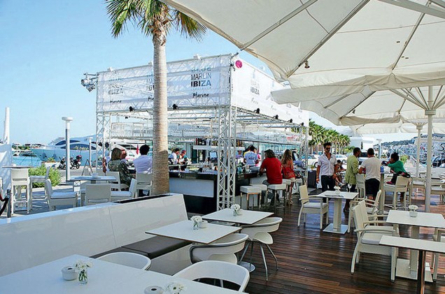 <strong><a href="https://bluemarlinibiza.com" rel="Beach Club Blue Marlin" target="_blank">Beach Club Blue Marlin</a>, <a href="https://viajeaqui.abril.com.br/cidades/espanha-ibiza" rel="Ibiza" target="_blank">Ibiza</a>: vista pro mar</strong>"Sunset ibicenco com DJ local é imbatível. Se for almoçar, reserve e peça peixe do dia. Evite julho e agosto, é muito cheio." 