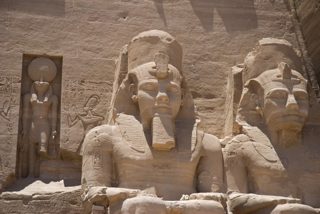 Estátuas do faraó Ramsés II, no templo maior de Abu Simbel, na Núbia egípcia
