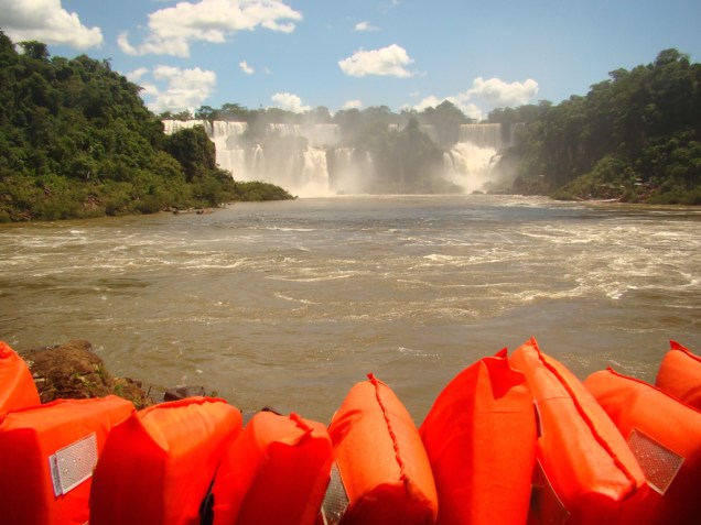 No passeio Macuco Safári, o turista vê as cataratas do nível do rio, além de chegar bem perto da Garganta do Diabo e do Salto Três Mosqueteiros