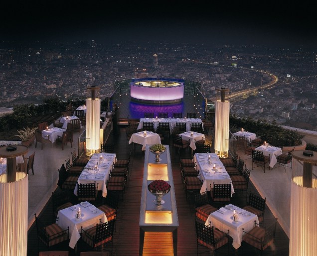 O bar Sirocco é considerado um dos restaurantes ao ar livre mais altos do mundo. Localizado no 63° andar do lebua, possui vistas fantásticas de Bangcoc
