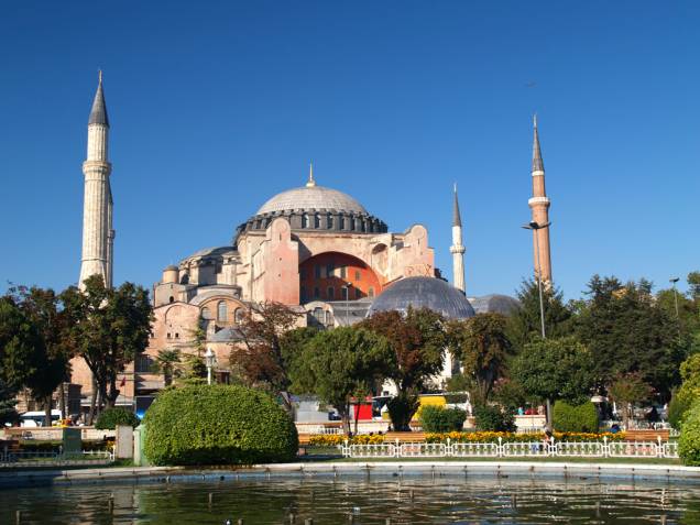 Aya Sofia foi construída para reafirmar o poderio de Roma, mas depois foi transformada em mesquita. Hoje o local é um museu Aya Sofia foi construída para reafirmar o poderio de Roma, mas depois foi transformada em mesquita. Hoje o local é um museu