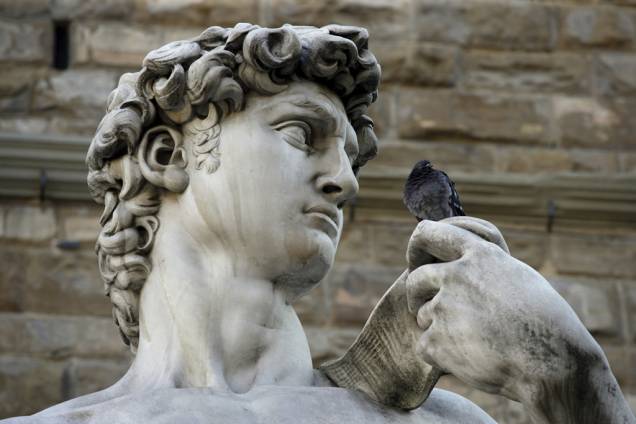 Detalhe da cópia da estátua de Davi, de Michelangelo, na <strong>Piazza de la Signoria</strong>. A obra original fica na <a href="http://www.galleriaaccademiafirenze.beniculturali.it/" target="_blank" rel="noopener"><strong>Galleria dell'Academia</strong></a>
