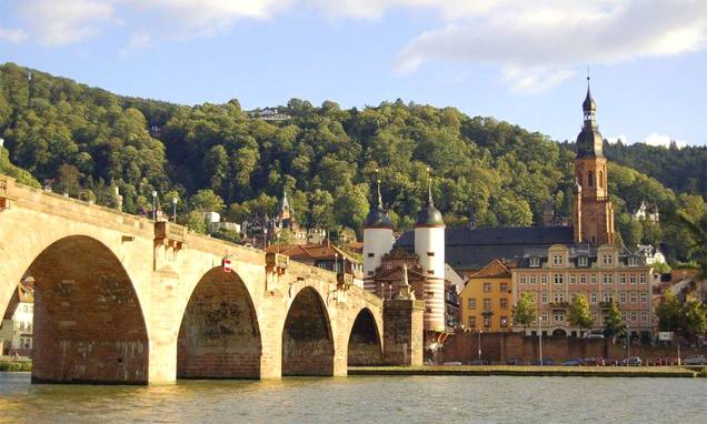 Localizada no <strong>Vale do Rio Neckar</strong>, <strong>Heidelberg</strong> é considerada como uma das cidades mais românticas do país graças ao seu castelo imponente, com mais de 700 anos, e à beleza da <strong>Ponte Alter Brücke</strong>. Fontes, praças, mansões, cafés e lojinhas completam a atmosfera delicada do local, que, em contraponto aos apaixonados que procuram a região, também concentra uma boa quantidade de estudantes graças às suas universidades. <a href="http://www.booking.com/city/de/heidelberg.pt-br.html?aid=332455&label=viagemabril-vilasalemanha" target="_blank" rel="noopener"><em>Busque hospedagens em Heidelberg no Booking.com</em></a>