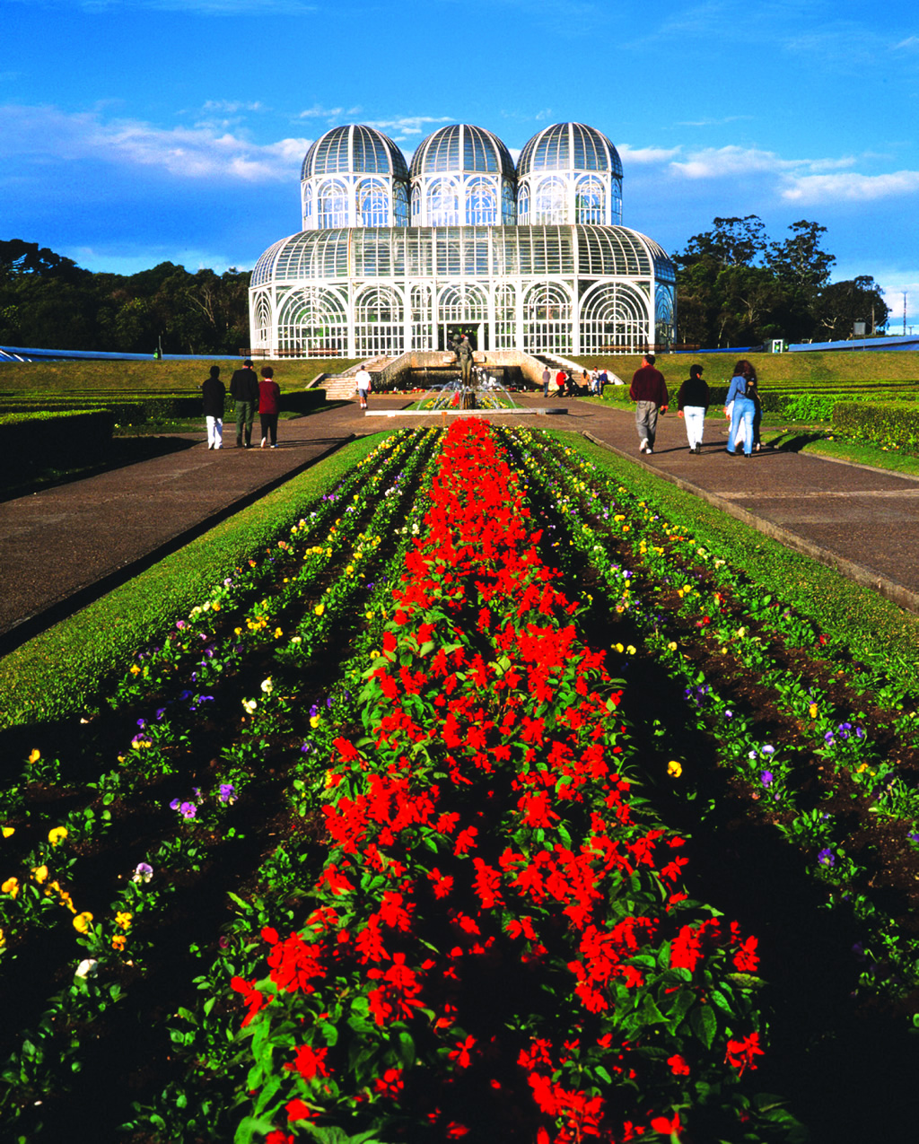 O Jardim Botânico de Curitiba é conhecido pela grande estufa transparente, inspirada em um palácio de cristal londrino, que abriga mais de 50 espécies de plantas Foto: JOEL R./Divulgação