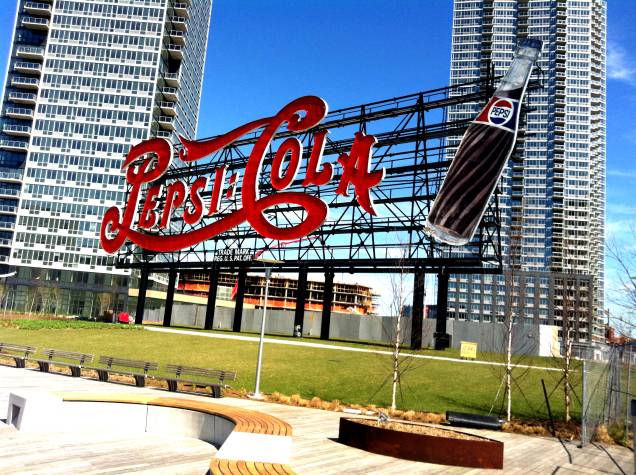 O famoso e conservado letreiro da Pepsi-Cola, em Long Island City, no Queens, que passa por rápida expansão imobiliária