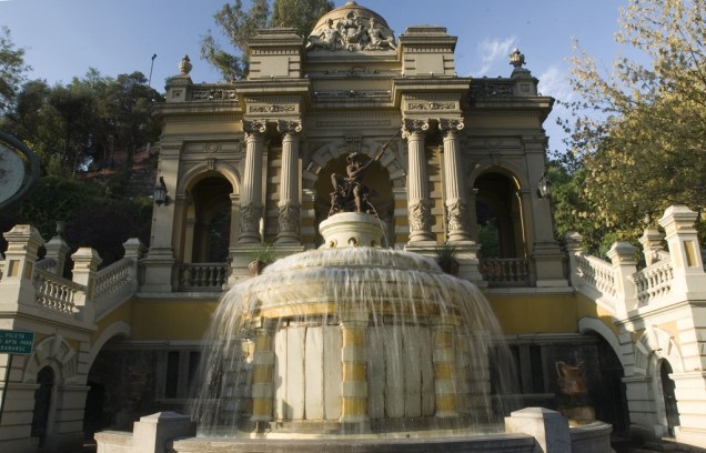 O Parque Santa Lucía, local de fundação de Santiago no século 16, é decorado com estátuas e chafarizes. Vale a pena subir os quase 300 degraus: lá do alto se tem uma vista panorâmica da cidade