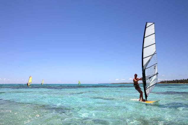 Paraíso para os amantes dos esportes náuticos como windsurfe, kitesurfe e parasail que deslizam sobre o mar transparente