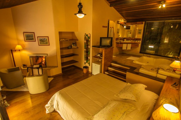Chalé Canário da Terra tem televisão por satélite, frigobar, banheiro, cama king size, ventilador de teto, lareira e banheira de hidromassagem