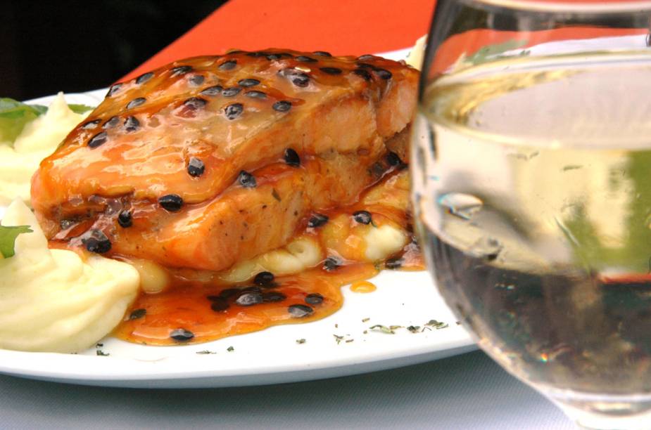 Salmão ao maracujá do restaurante do Urikana Boutique
