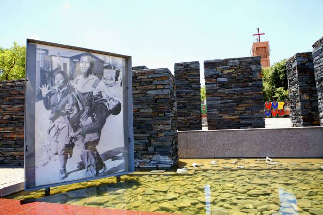 O Museu Hector Pieterson, em Soweto, reúne um vasto acervo de fotos e vídeos da época do apartheid, embalada por uma trilha sonora de arrepiar