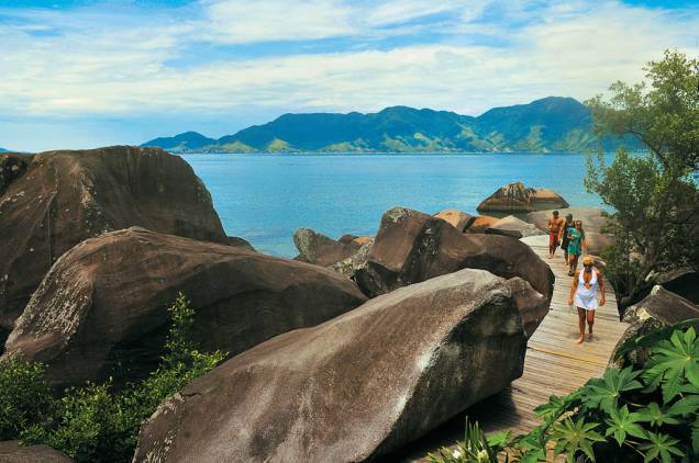 Passarela de acesso à <strong>Pedra do Sino,</strong> em Ilhabela; pegue um martelo emprestado no quiosque da <strong>Praia Garapocaia</strong> para bater na pedra e escutar o som metálico que sai da rocha Passarela de acesso à <strong>Pedra do Sino,</strong> em Ilhabela; pegue um martelo emprestado no quiosque da <strong>Praia Garapocaia</strong> para bater na pedra e escutar o som metálico que sai da rocha