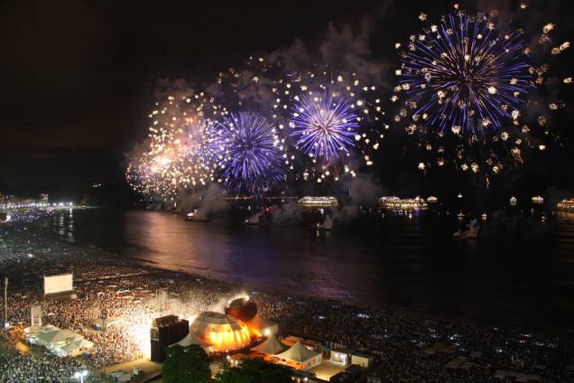 A celebração da virada de ano mais famosa do país, em Copacabana, reúne cerca de 2 milhões de pessoas