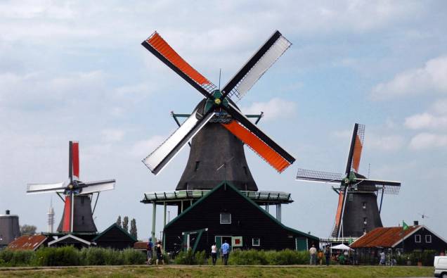 Os moinhos de <a href="http://viajeaqui.abril.com.br/estabelecimentos/holanda-amsterda-atracao-zaanse-schans-e-volendam" rel="Zaanse Schans" target="_blank">Zaanse Schans</a> são atração principal da pequena vila nos arredores de Amsterdã